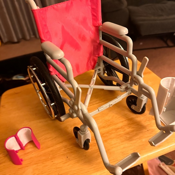 American Girl crutches w/Wheelchair, cast, and bandage for 18” dolls - Picture 9 of 16
